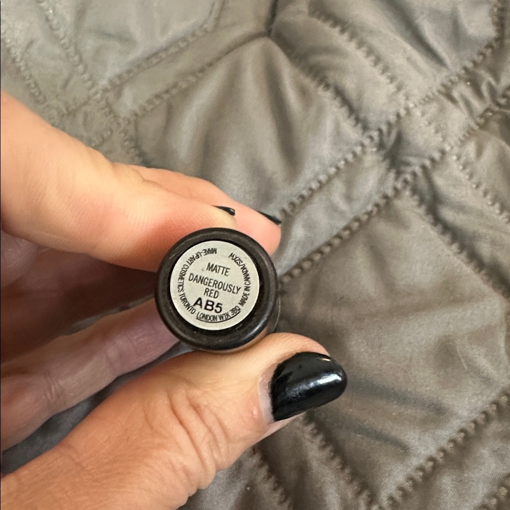 MAC VERY RARE Dangerously Red Matte Lipstick - Picture 2 of 3